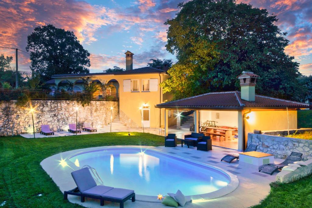 Romantic Villa Green Sky with Pool and Garden — photo 1