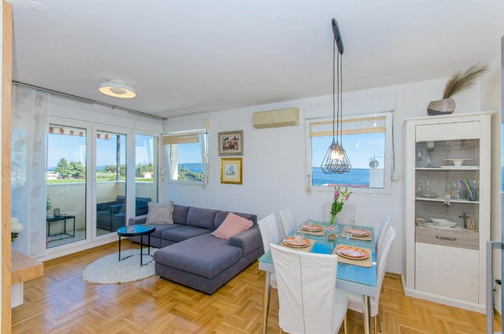 Three bedroom apartment with sea view and secure private garage — photo 1