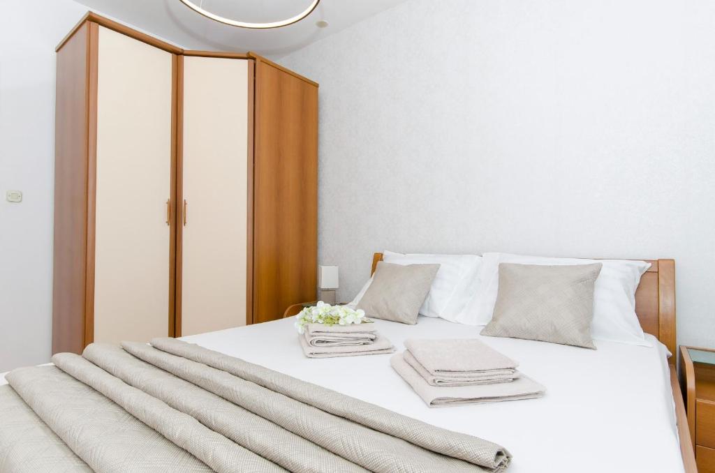 Three bedroom apartment with sea view and secure private garage photo 2