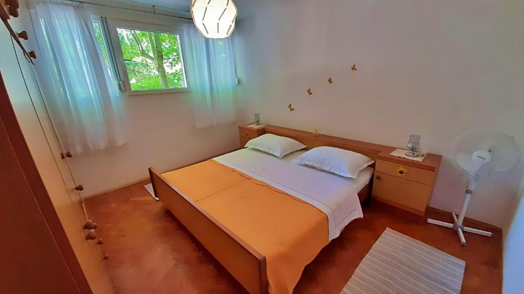 Town Center Apartment with Balcony photo 2