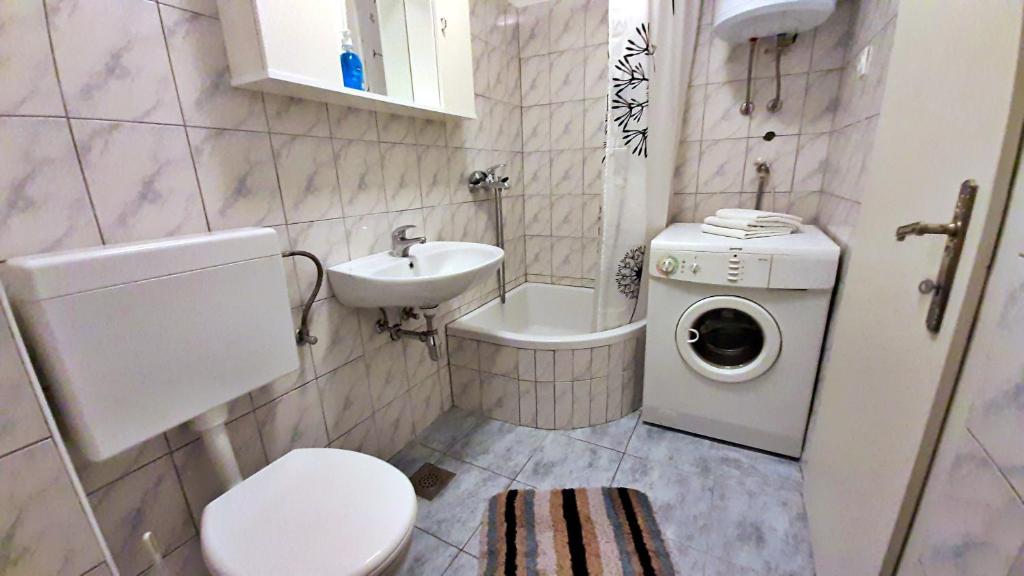 Town Center Apartment with Balcony photo 3