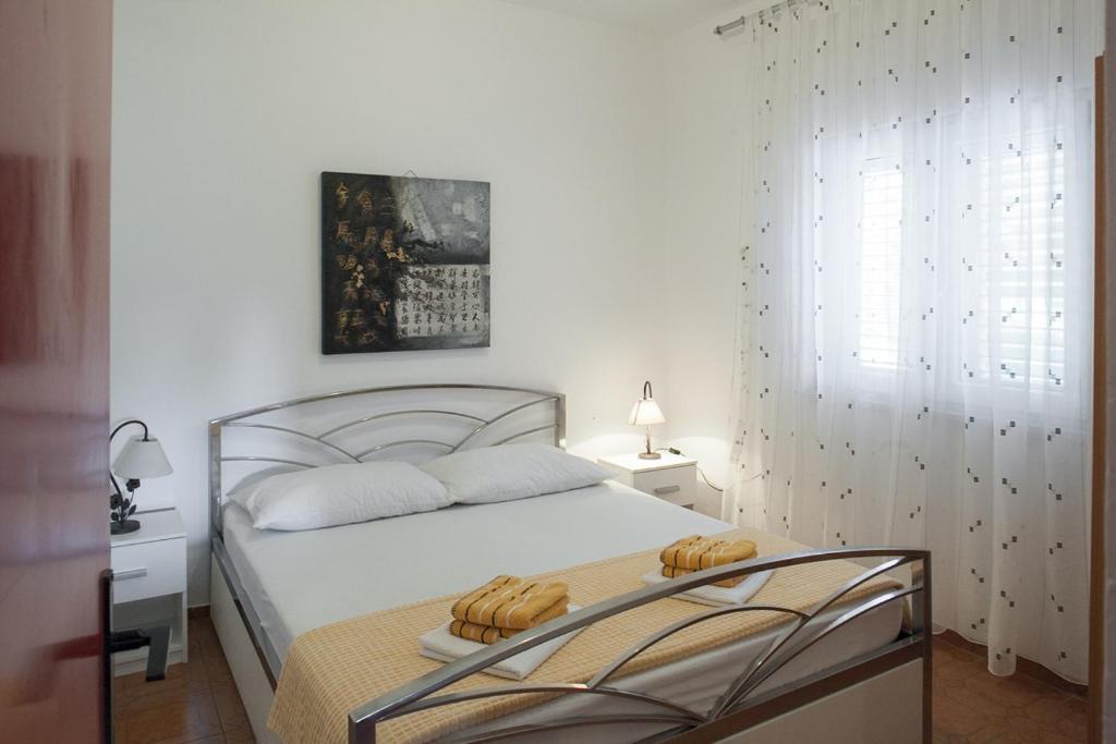Apartments with parking space Zuljana photo 2