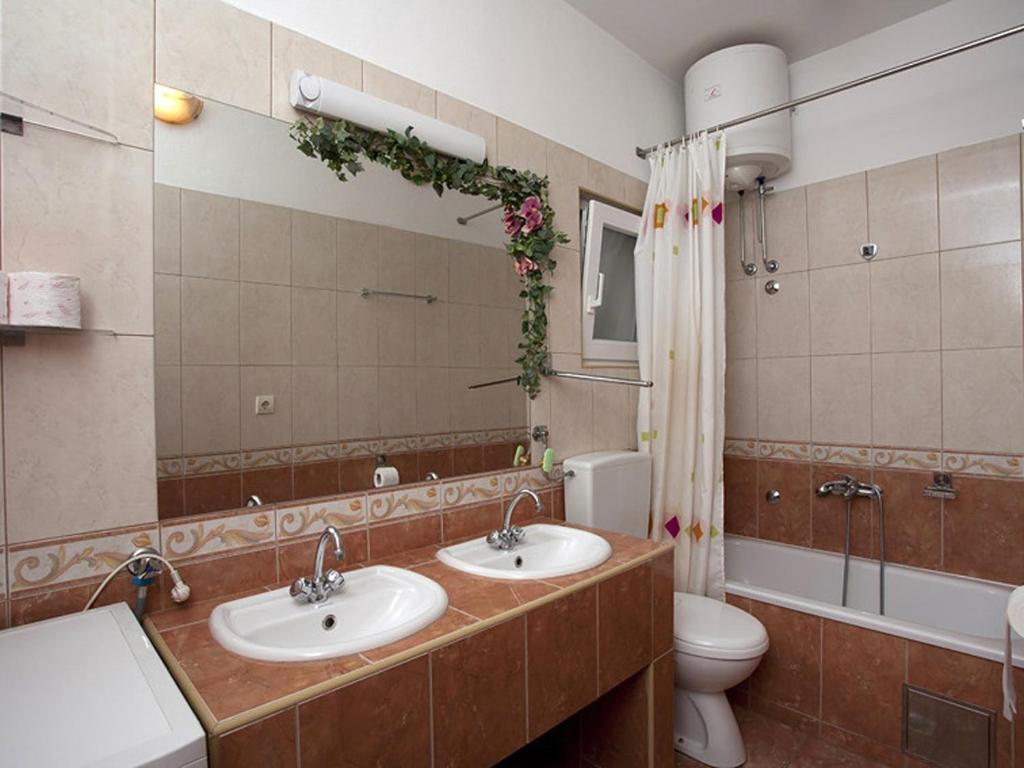 Apartments with parking space Zuljana photo 3