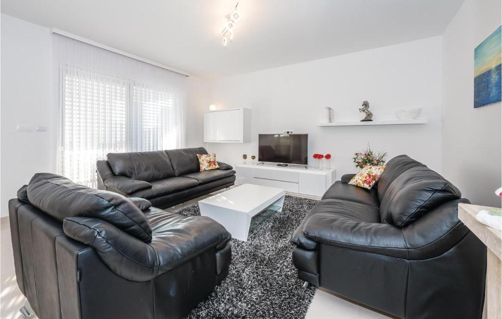 Three-Bedroom Holiday Home In Razanj photo 2