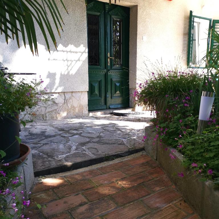 Secret Garden Apartment with private parking space photo 2