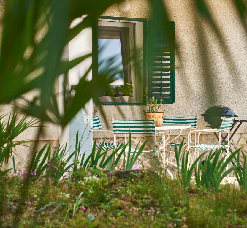 Secret Garden Apartment with private parking space photo 3