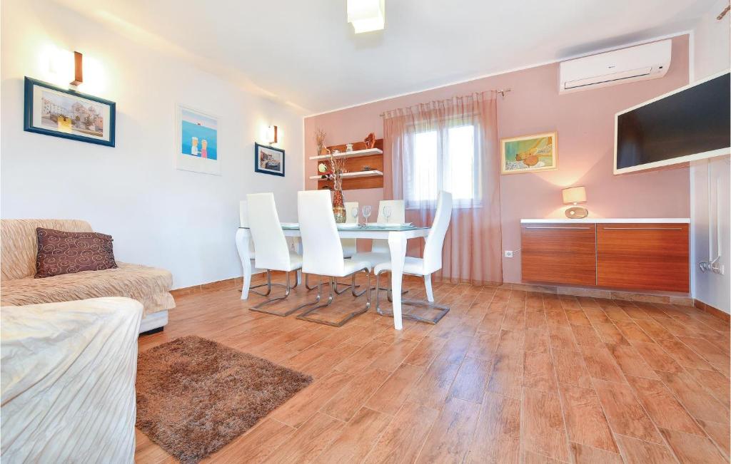 Three-Bedroom Holiday Home In Sibenik photo 2