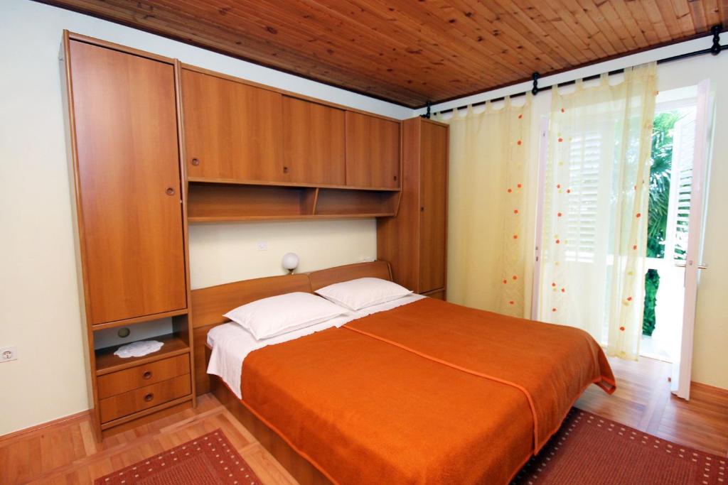 Apartments and rooms with parking space Palit photo 2
