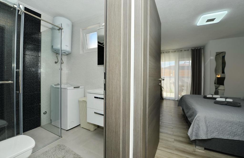 Villa PopandRock Sleeps 5 with Parking photo 3