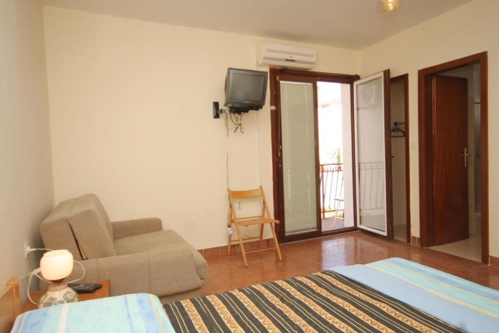 Apartments with a parking space Tribunj photo 3