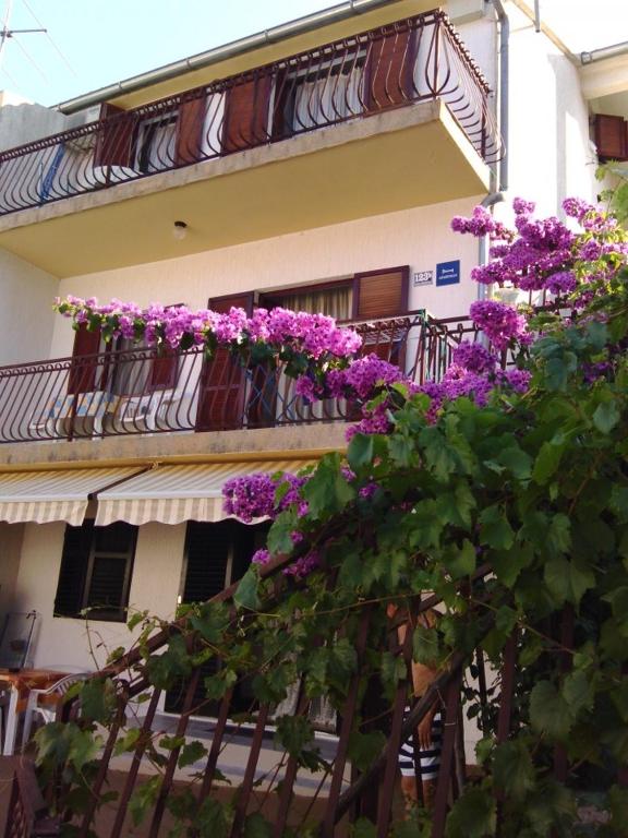 Apartments by the sea Grebastica — photo 1