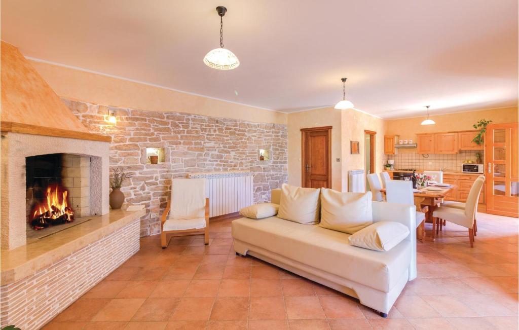Three-Bedroom Holiday Home In Pazin photo 3