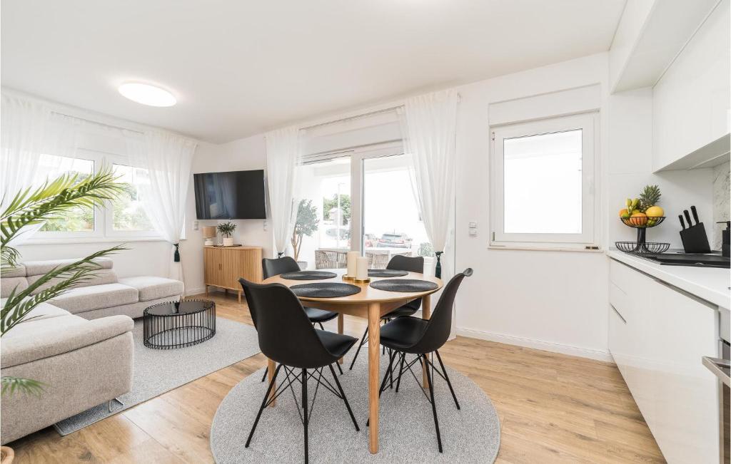 Amazing Apartment In Mandre photo 2