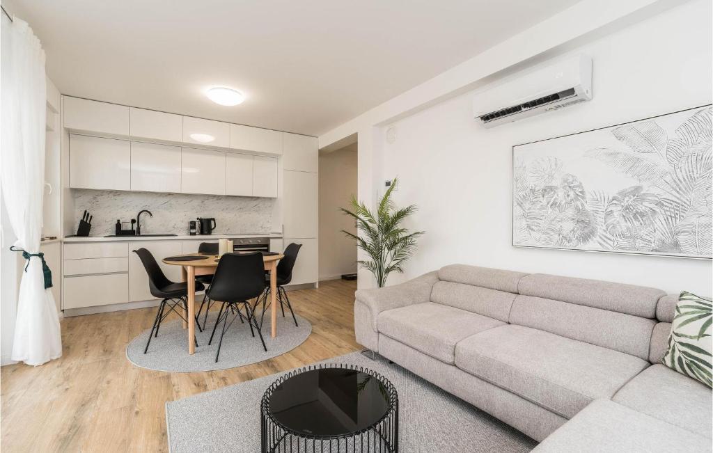 Amazing Apartment In Mandre photo 3
