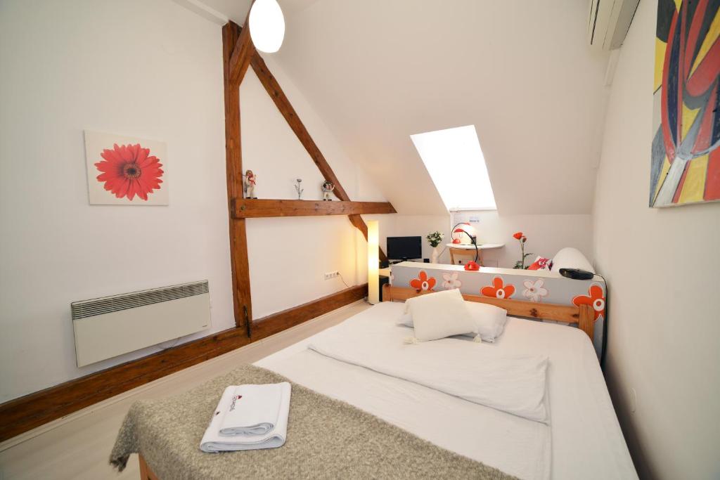 Studio apartment White photo 2