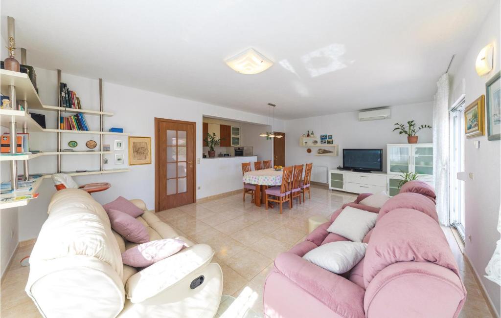 Three-Bedroom Apartment Kastel Kambelovac With Sea View 01 photo 3