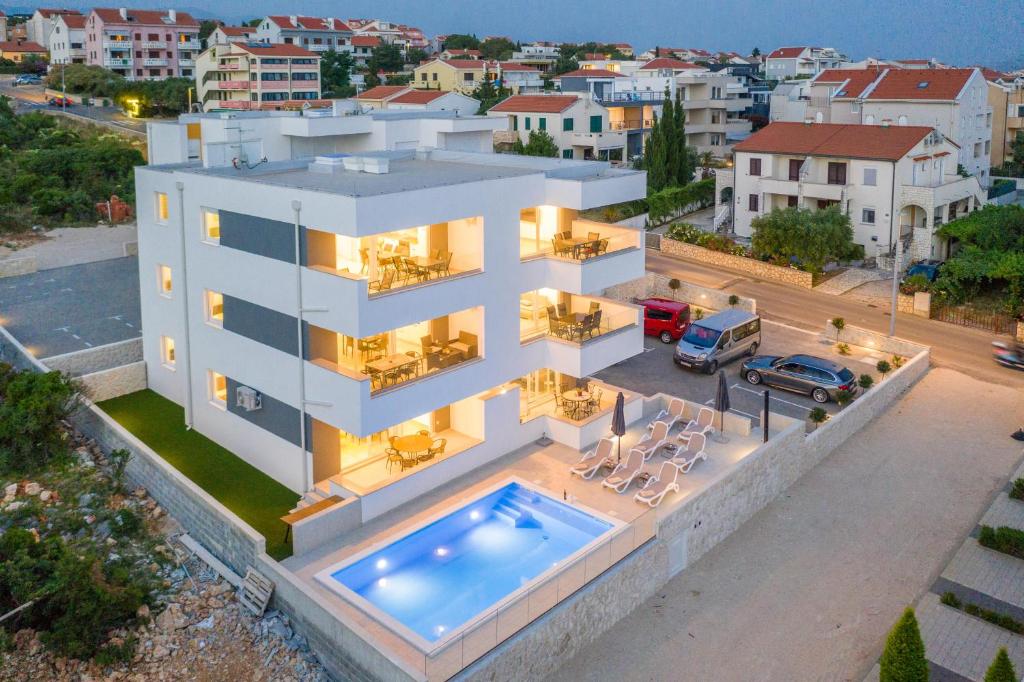 Sara luxury apartment with a pool — photo 1