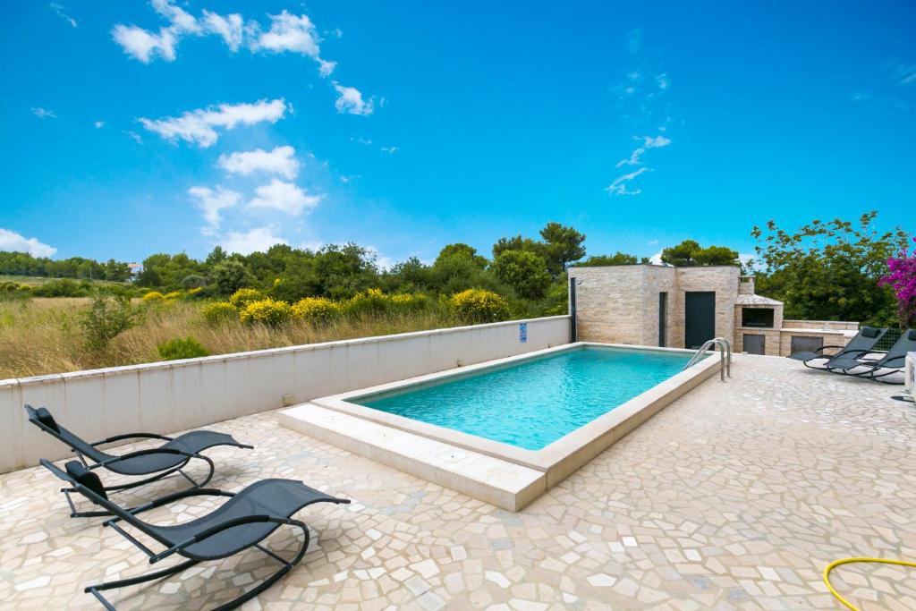 Deneris - App with Private Pool photo 2