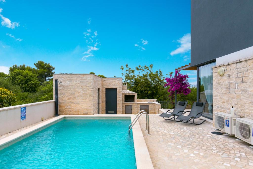 Deneris - App with Private Pool photo 3