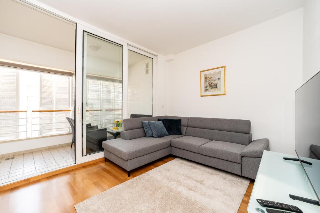 Marie 2 BDR Apartment — photo 1
