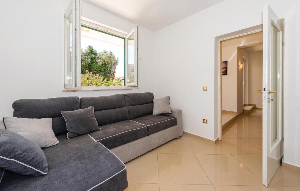 Three-Bedroom Apartment In Rogoznica photo 2