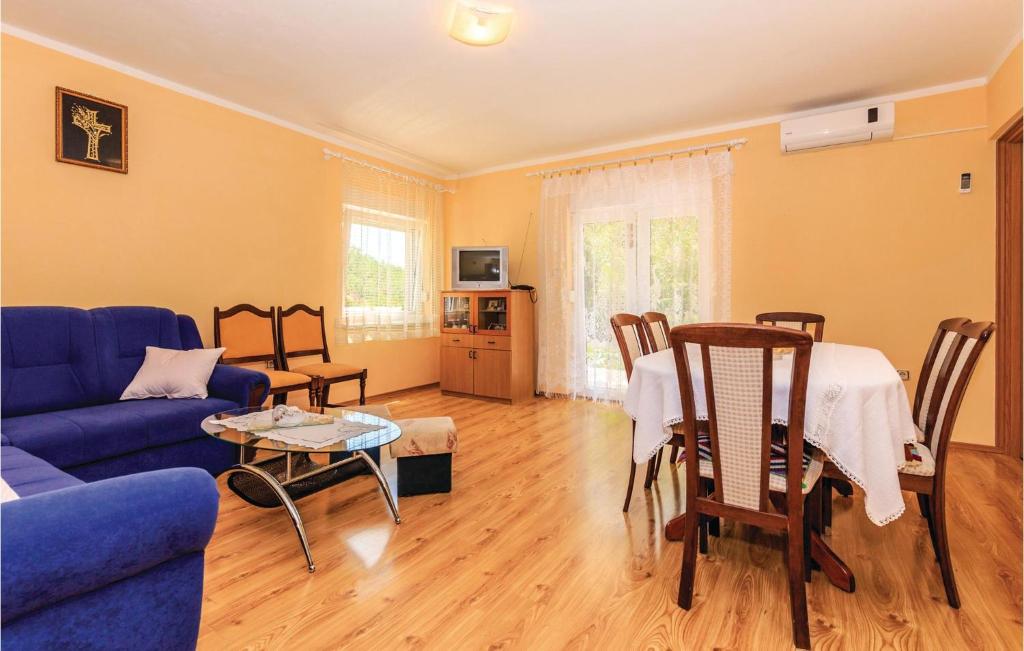 3 Bedroom Gorgeous Apartment In Grizane photo 2