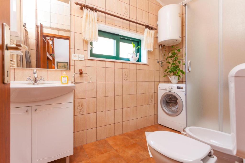 Apartments and rooms with WiFi Makarska - 11063 photo 3