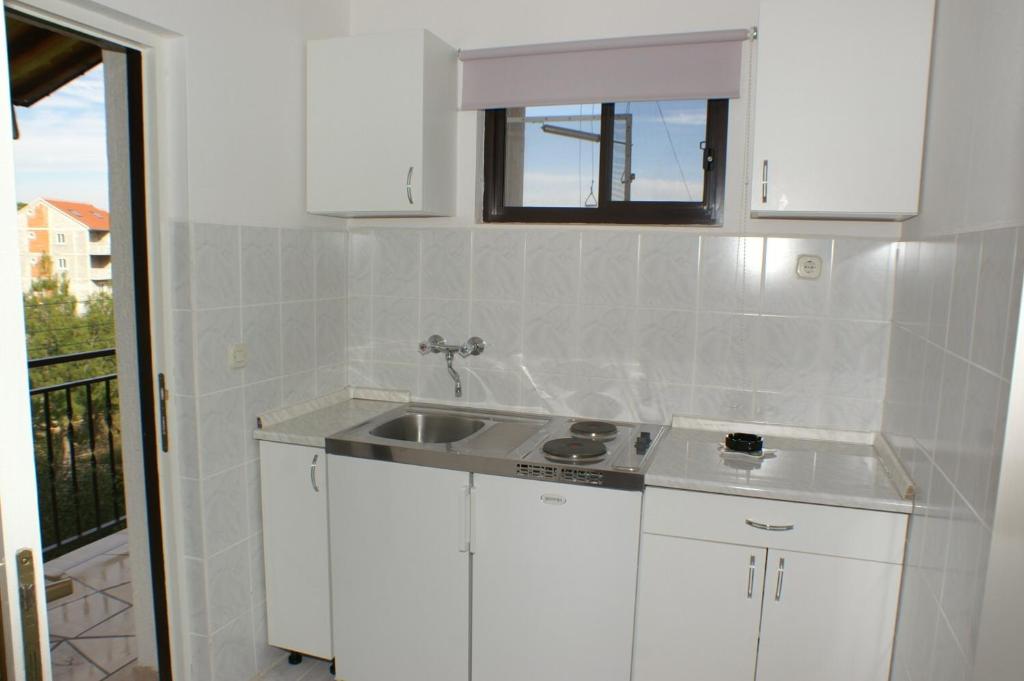 Apartments with parking space Sutivan photo 3