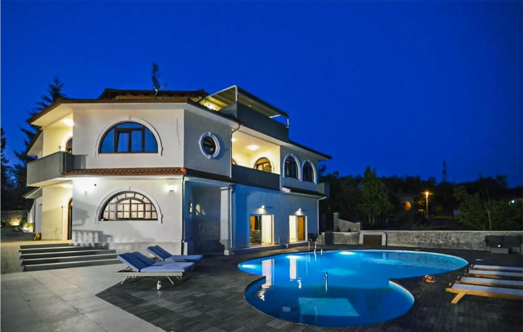 Luxurious Home In Jurdani With Sauna — photo 1