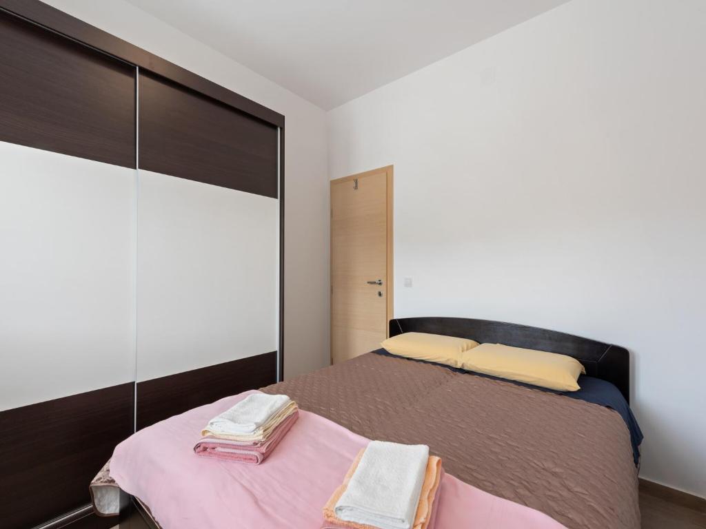 Simplistic Apartment in Neviđane near Sea beach photo 2