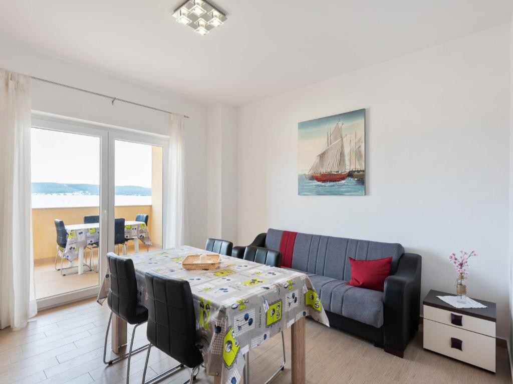 Simplistic Apartment in Neviđane near Sea beach photo 3