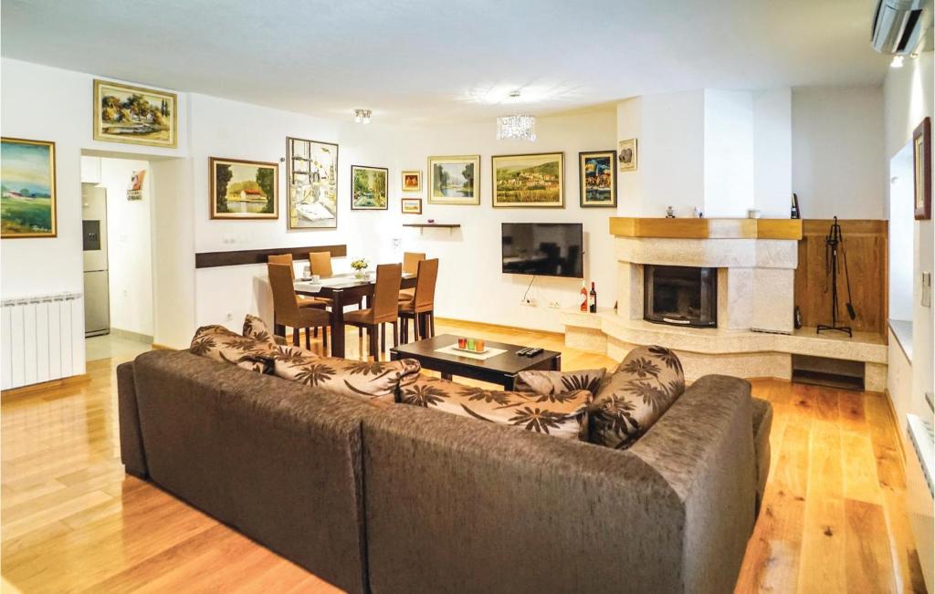 Three-Bedroom Holiday Home In Zmijavci photo 3