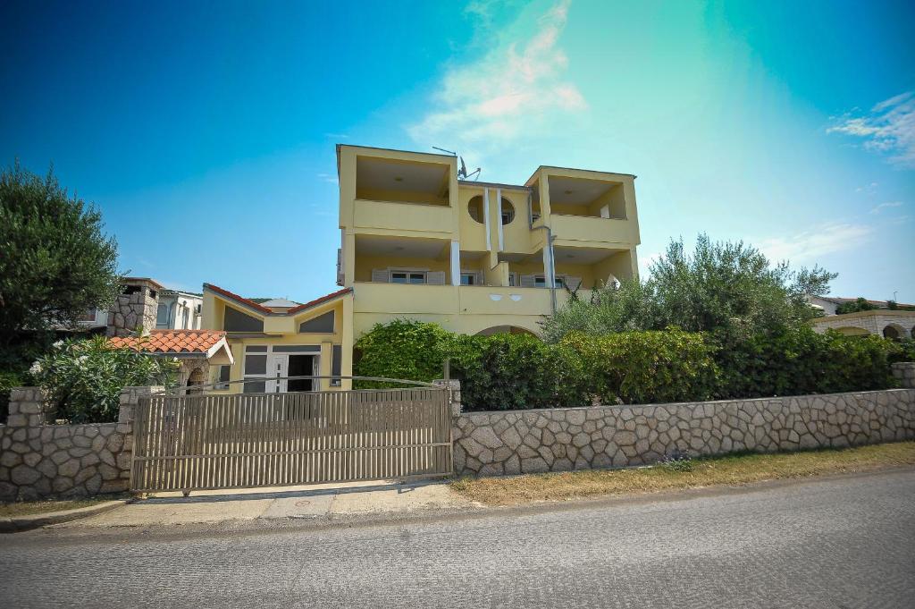 Apartments by the sea Stara Novalja — photo 1