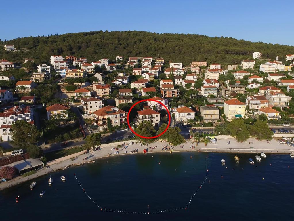 Seaside family friendly house with a swimming pool Trogir - 17358 — photo 1