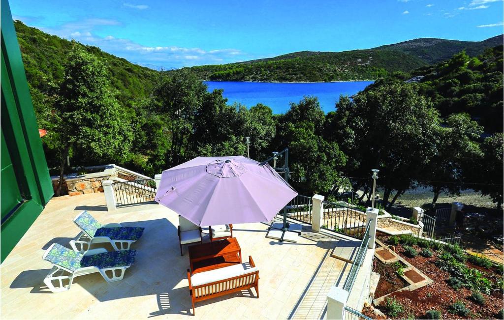 Three-Bedroom Holiday Home In Pucisca photo 2