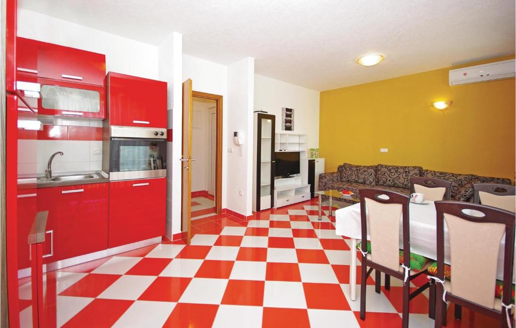 One-Bedroom Apartment In Makarska photo 2