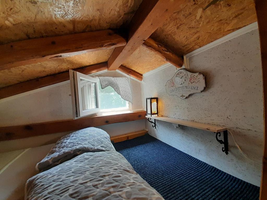 A tiny sea home in the wilderness photo 2