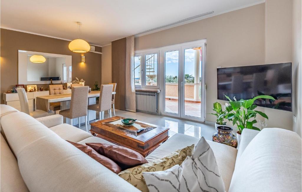 Three-Bedroom Apartment In Vodnjan photo 3