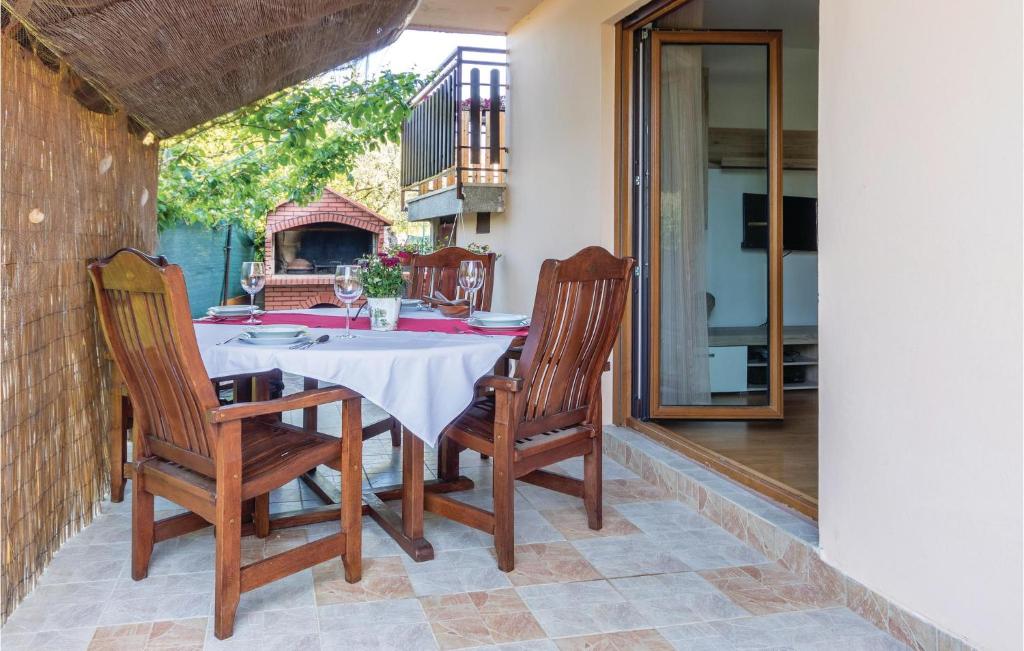 Two-Bedroom Apartment In Fazana photo 3