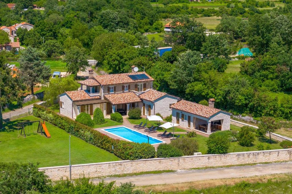 Rustic villa Stancija Martina with pool in Tinjan — photo 1