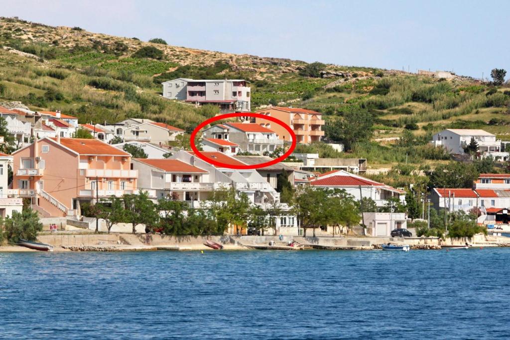 Apartments with parking space Metajna — photo 1