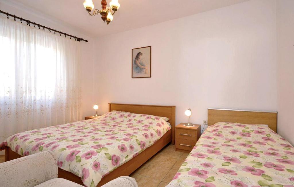 Apartments with parking space Metajna photo 2
