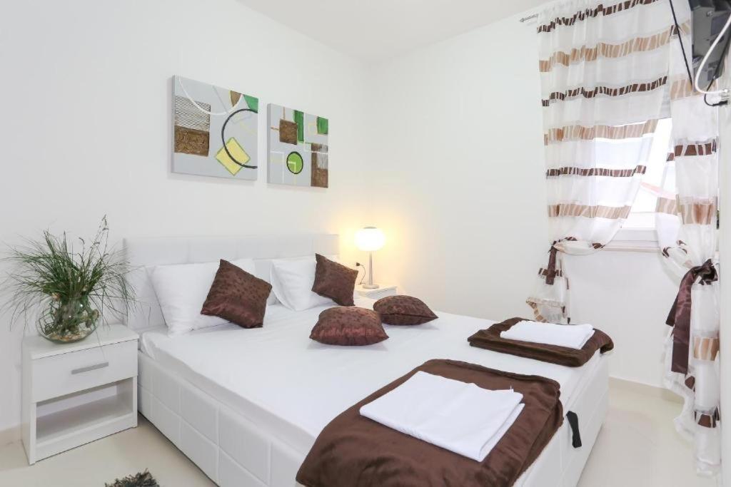 Studio apartment in Tribunj with air conditioning photo 2