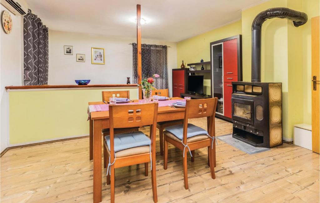 Three-Bedroom Apartment In Marcana photo 3