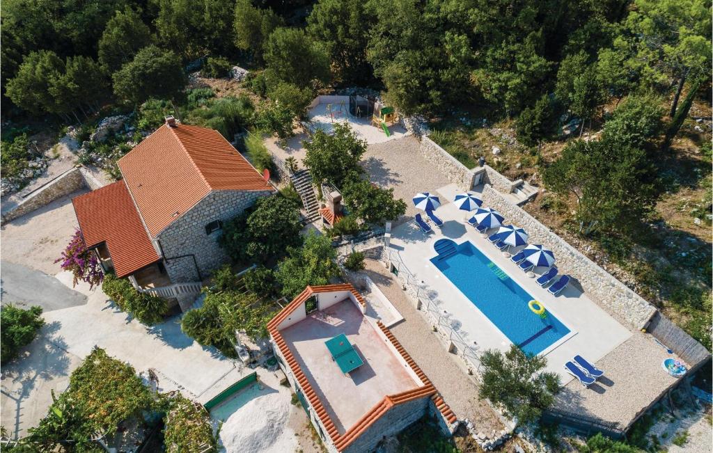Five-Bedroom Holiday Home In Lovorno photo 2