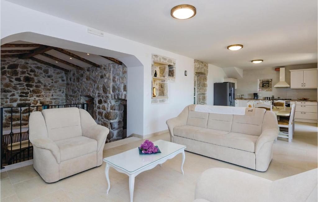 Five-Bedroom Holiday Home In Lovorno photo 3