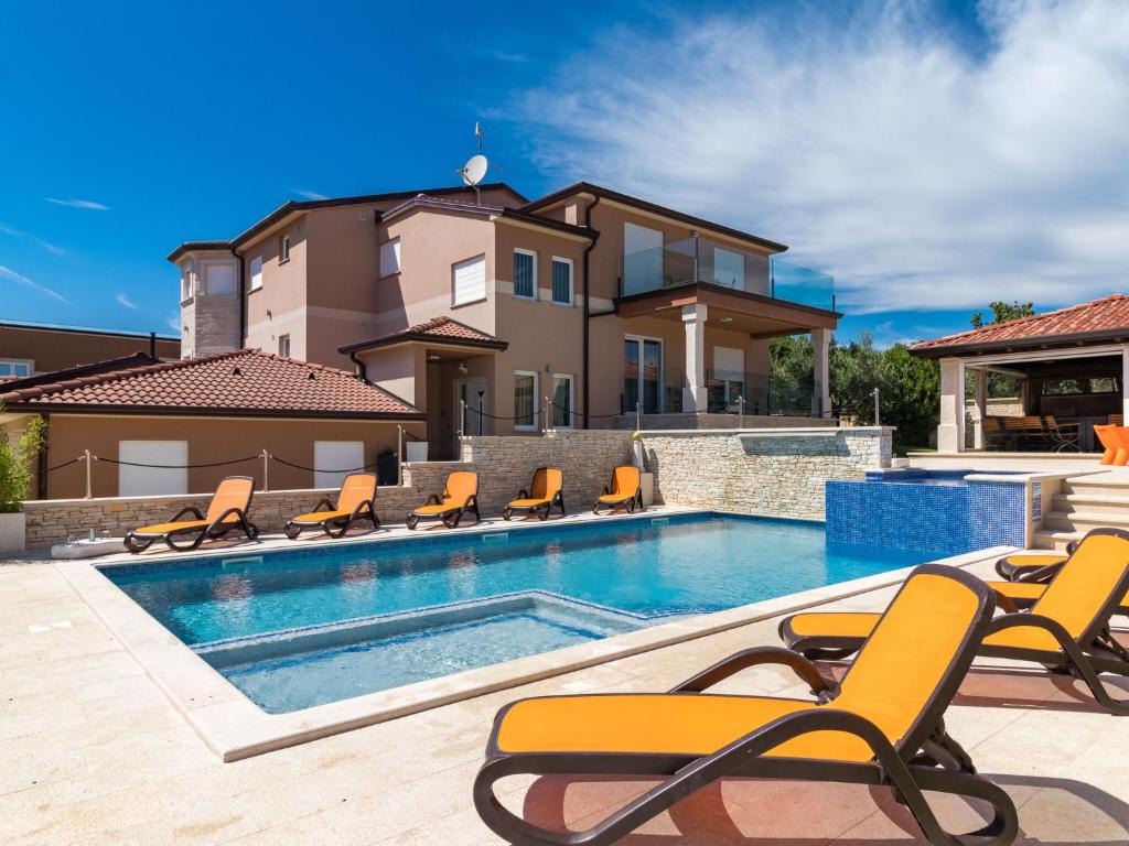 Villa in Pula with Pool near Roman Arena — photo 1