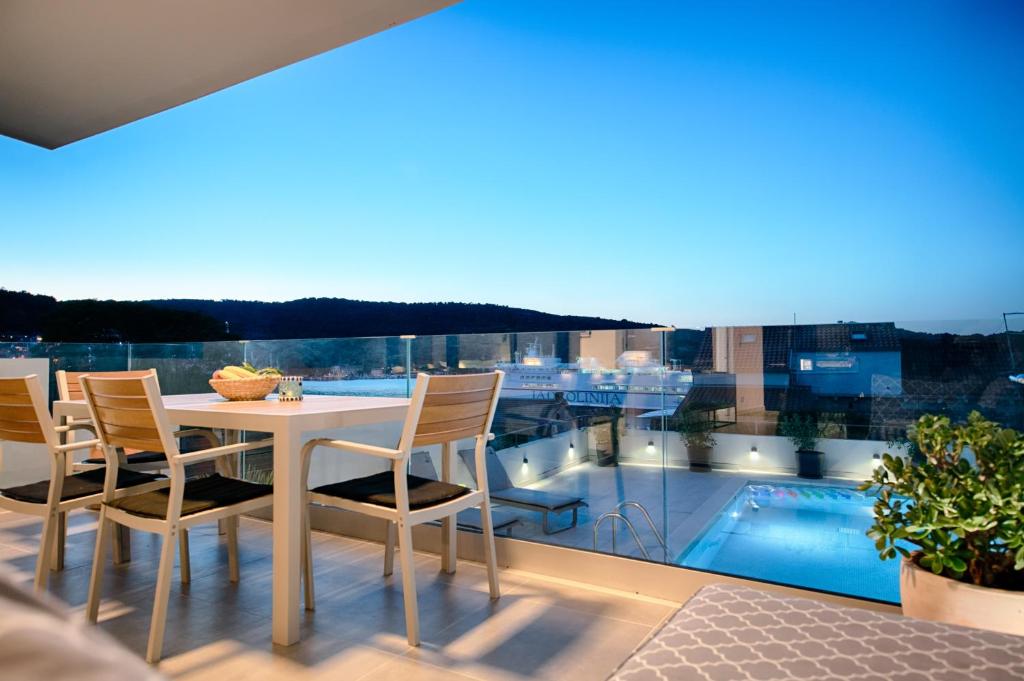 The Pool House Vis — photo 1