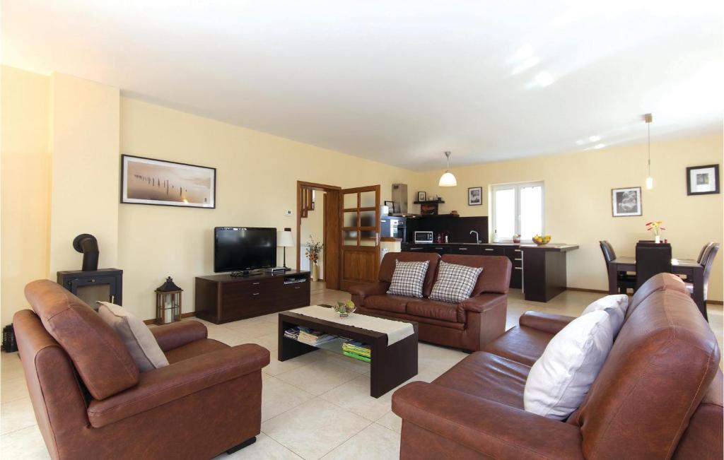 3 Bedroom Cozy Home In Liznjan photo 2