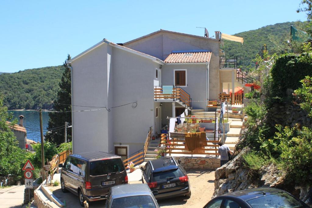 Apartments by the sea Valun — photo 1